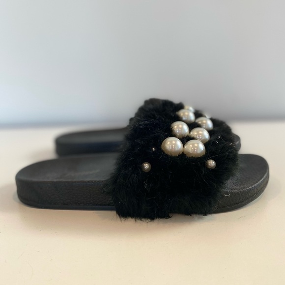 Black Slides Faux Fur and Pearl sandals size 6 - Picture 5 of 12
